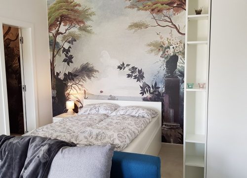 Apartma U, Vir