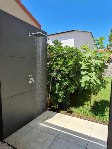 outdoor shower cube